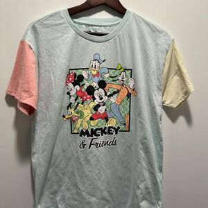 Vintage Her Universe Disney Parks Exclusive Mickey & Friends M T-Shirt.